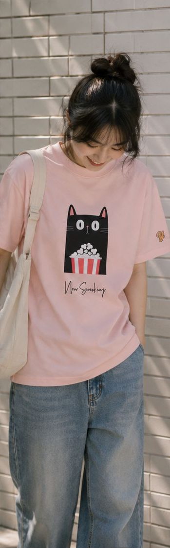 ポップコーンを抱えた猫のピンクTシャツ